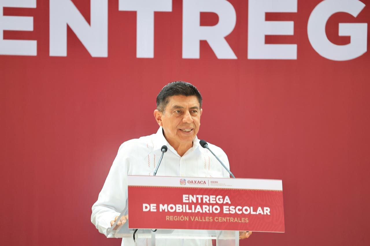 Entrega Salomón Jara mobiliario a 102 escuelas de educación básica en Valles Centrales